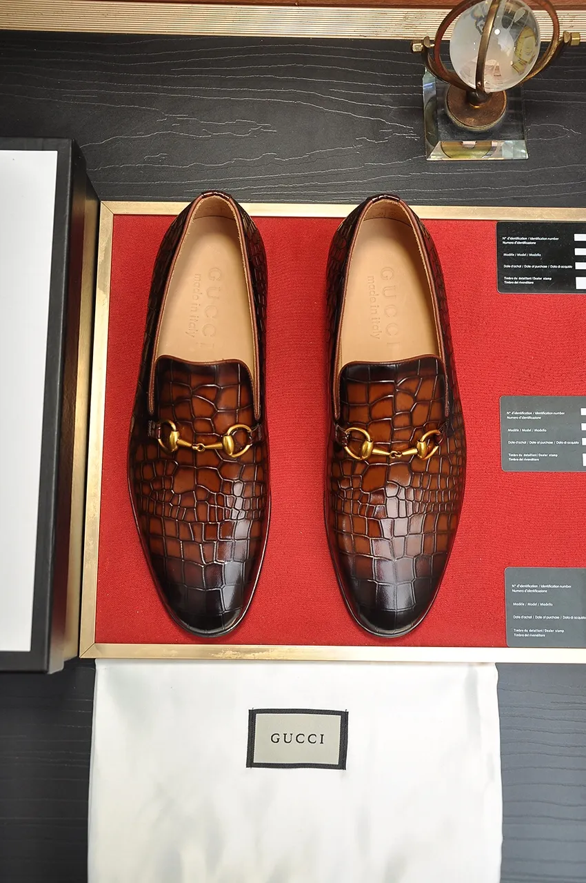Men's shoes💰560💶Italy's top luxury men's shoe giant (GUCCI) (Gucci) (full cowhide lining) new arrival🍃Original European style🔰 Pleasant to the eye😍In order to make the shoes more durable and non-deformable🌀The production continues to follow traditional methods but there is still no lack of innovation💪Choose original sheepskin for the leather♻️ Smooth and natural And extra bright ⭐Made of imported cowhide, the first choice of rich people 38-45 (45 customized)